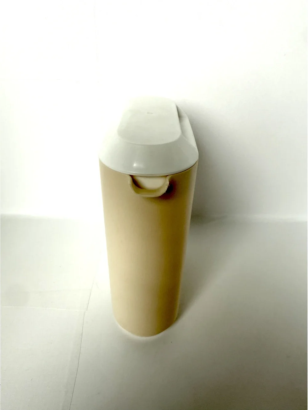 Rubbermaid 1.5 Quart Plastic Pitcher with Lid - Beige and White